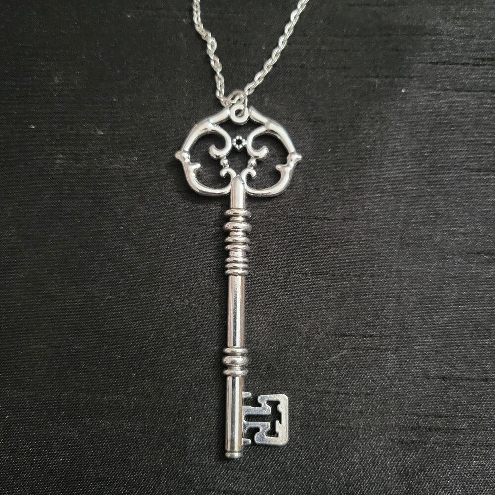 Skeleton key retro pendant necklace